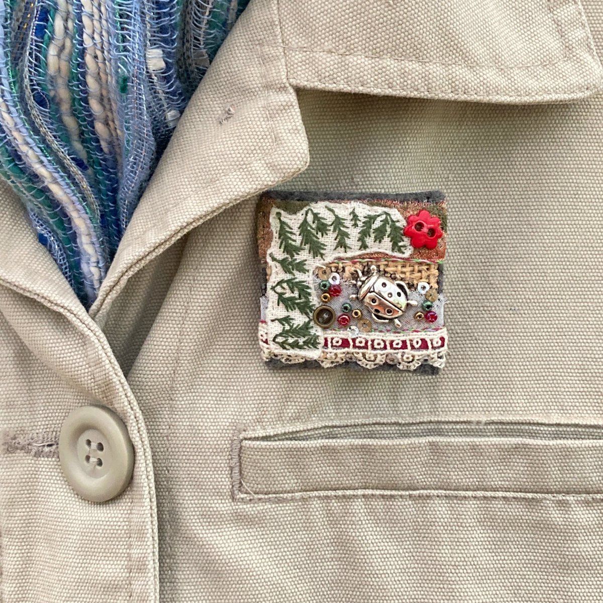 Forget the dreary, dull weather, it's time to add a bit of summer nature and prettiness to your outfits, jackets and fabric bags. Hand sewn from mixed fabrics, this pretty brooch features a detailed ladybird charm. elliestreasures.square.site/product/ladybi… #mhhsbd #shopindie #NatureLover
