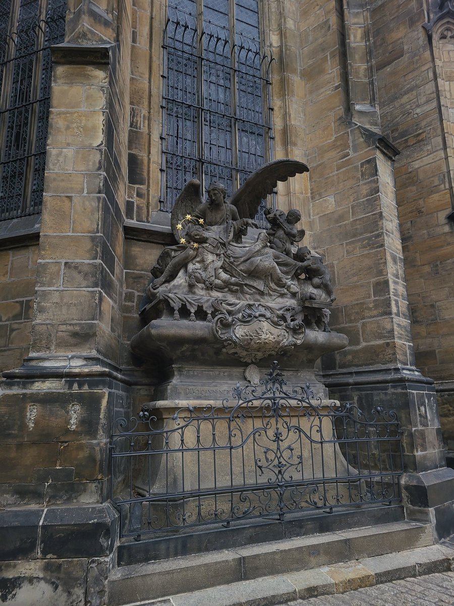 itsalwaysyeswu's tweet image. gotyk to najlepszy styl architektoniczny w calej historii jebac wasz minimalizm nie zapraszam do dyskusji