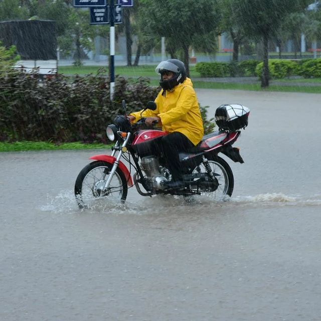 No creo que mi amigo venga a fumar con esta lluvia..
Mi amigo: