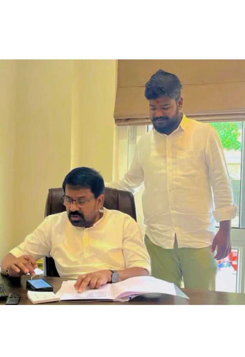 GauravK17404662's tweet image. @KTRBRS @LaxmaRagidi @BRSparty @BRSHarish @KCRBRSPresident 
Unfortunately with a heavy heart I’m writing this tweet to you sir, one of your Karyakartha Youth Leader who has been serving under Ragidi sir has met with a freak accident and lost his life while serving the party. (1)