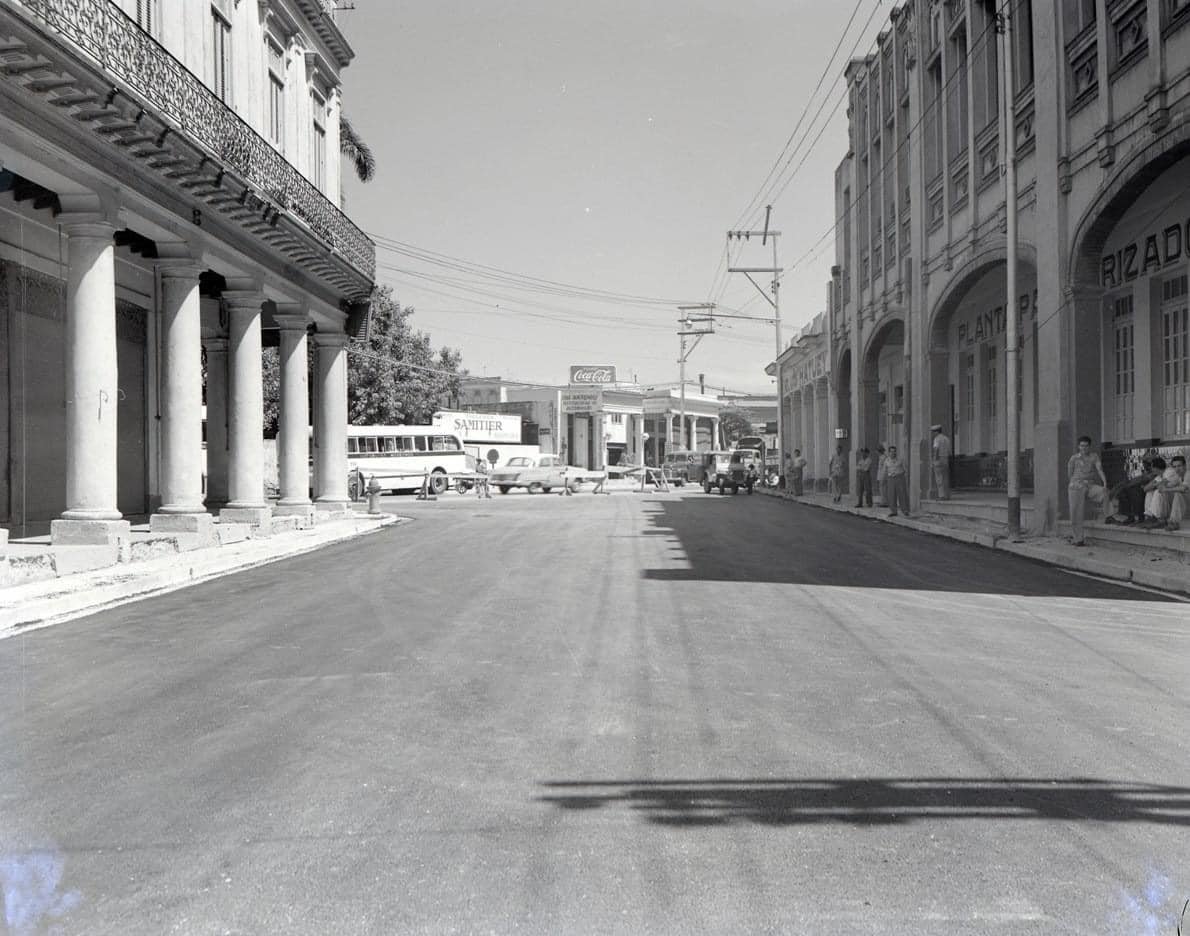 #EstampasDeMiCuba - Calzada de Concha y Cristina, La Habana. Compañía Lechera de Cuba. S.A. Helados Hatuey. La calle estaba cerrada porque acababa de ser pavimentada.