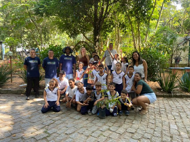 SEMAM realiza vivência no Viveiro Municipal em comemoração ao Dia do Pau Brasil-
Durante a vivência, as crianças assistiram a uma palestra ministrada pelos funcionários da SEMAM e puderam conhecer de perto uma muda de Pau-Brasil e as caraterísticas da árvore. 
Fonte: PMSS