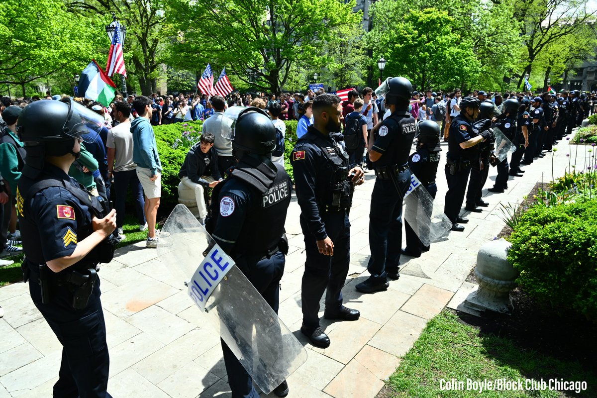 Scenes from UChicago about an hour ago, where US flag wielding counter protesters encroached Gaza encampment protesters. Skirmishes broke out, some fights. Then UCPD showed up with gear and have created a physical barrier between the groups. @BlockClubCHI