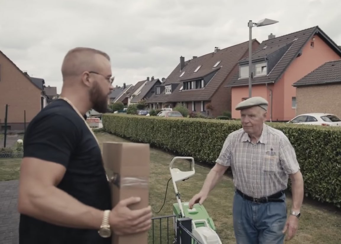 'Von wem reden Sie da?' 'Na ER! Sie müssen ihn doch persönlich gekannt haben! So schlimm war ER dann doch wieder nicht!'