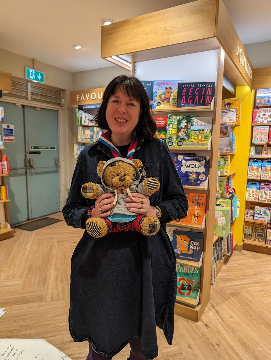 Fab evening telling and creating stories with Rainbows and Brownies from @GirlguidingSWE at Waterstones in Bracknell. Also got to meet a very special bear!