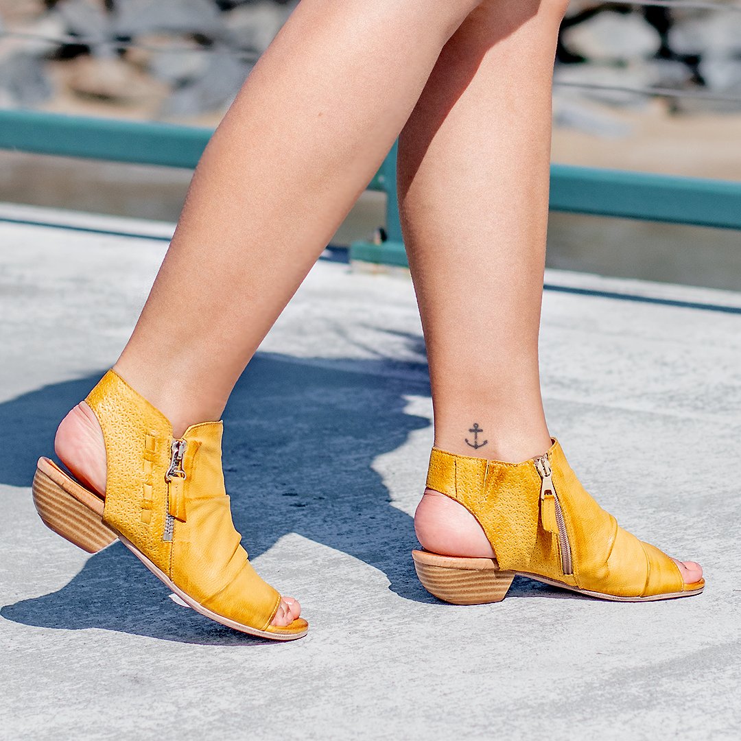 MizMooz's tweet photo. Stepping into sunnier days in the boho-inspired Carla Sandal 🧡 #mizmooz #carla107314 https://t.co/io1tsO7NAd https://t.co/L3jI2MaMYw