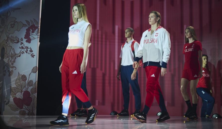pl_sponsoring's tweet photo. Adidas ubierze polskich olimpijczyków w Paryżu. Zastąpi przy tym polską firmę 4F. "Idziemy w dobrą stronę." mówi prezes Piesiewicz.
Mamy inne zdanie. Prezentowane zdjęcie jest oryginalne, pochodzi z oficjalnego serwisu PKOl; nie zmienialśmy nasycania barw. #kicz #neoestetyka https://t.co/YtKXzsU8ei