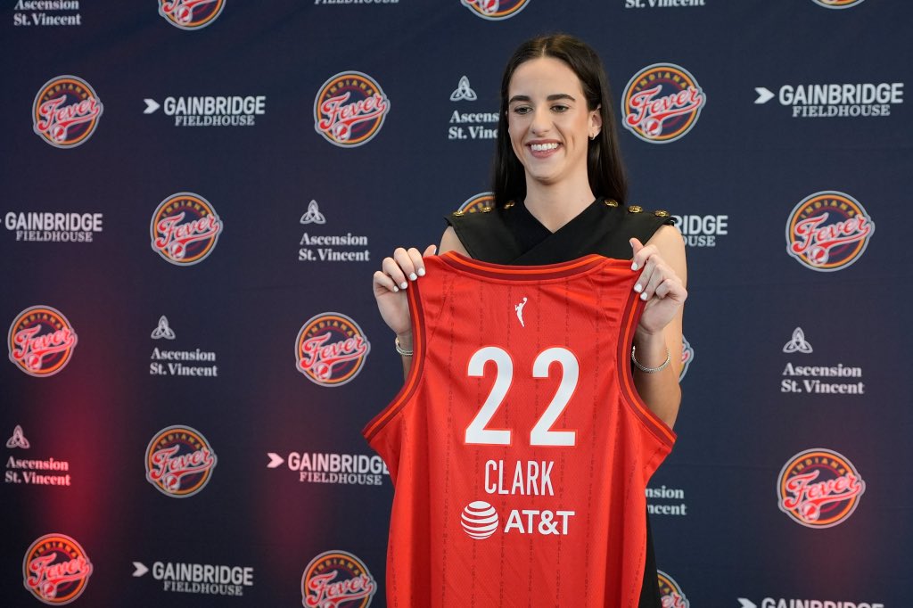 Caitlin Clark makes her WNBA preseason debut tonight, and get-in prices are up to $104, per @TickPick The average purchase price of a Mavericks game this season was $111 👀 Here she comes.