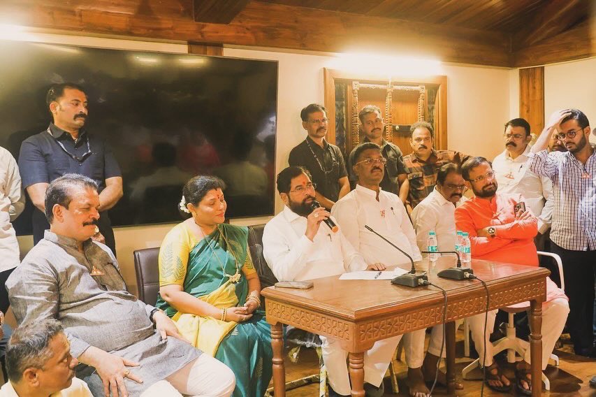 aapla_rushikesh's tweet photo. मत महायुतीला... मत विकासाला... 

मा. मुख्यमंत्री एकनाथजी शिंदे साहेबांच्या प्रमुख उपस्थितीत आज आनंद आश्रम, टेंभी नाका येथे लोकसभा मतदारसंघाच्या पार्श्वभूमीवर आढावा बैठक पार पडली. 
 #nareshmhaske #loksabhaelection2024 #shivsena @nareshmhaske @mieknathshinde 
#rushikeshsanjaymane https://t.co/9BogEuA1on