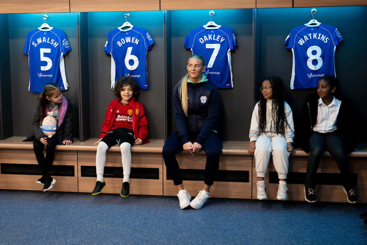 A special day for @AdamsdownPrm with @RhiRhioakley ✨ In conjunction with @CCFC_Foundation, pupils took part in a football session before going on a stadium tour where they received tickets to the #ButeEnergyWelshCup final 🥰 Get your tickets 👉 fawales.co/3JiE13u