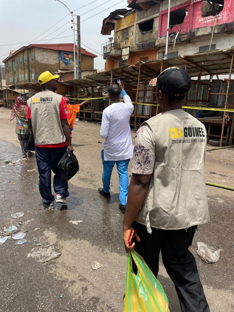 🔥Incendie de #Madina

Accompagné d'une grande équipe des membres du conseil communal des jeunes le président et la présidente du CCJ_#Matam se sont rendus sous les décombres de l'incendie survenu le jeudi dernier dans un immeuble du grand marché Madina en présence du 𝐏𝐌
 📸👇