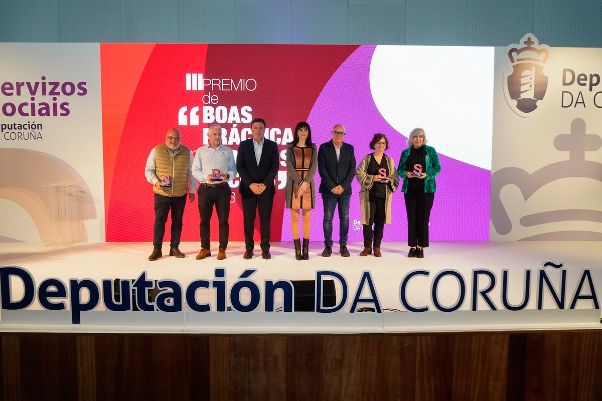 Depucoruna's tweet photo. 🏆 A @Depucoruna premia a @FErgueteIntegr, @fmujeres, @AfacoAlzheimer e @agalure polo seu traballo no ámbito social.

👉 Cada unha das entidades galardoadas recibirá 10.000 euros para apoiar os proxectos premiados.

🔗 https://t.co/1JIAeXsSwB https://t.co/xFOZNlByg9