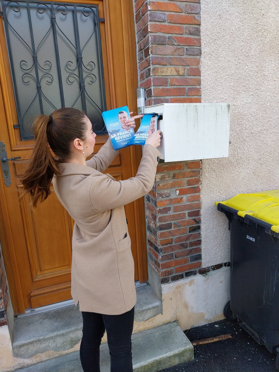 EJoffroyBodet's tweet photo. Opération boitage à #Esternay aujourd'hui avec les responsables du canton de Sezanne Brie et Champagne. Tous sur le terrain pour faire gagner la liste de Jordan Bardella. #VivementLe9Juin https://t.co/VZos4tMSU8