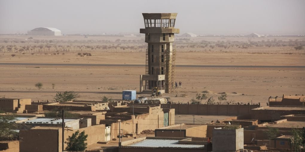 60 Russian troops forces are now deployed next to withdrawing US troops in Niamey, Niger. 📸 Agadez Air Base