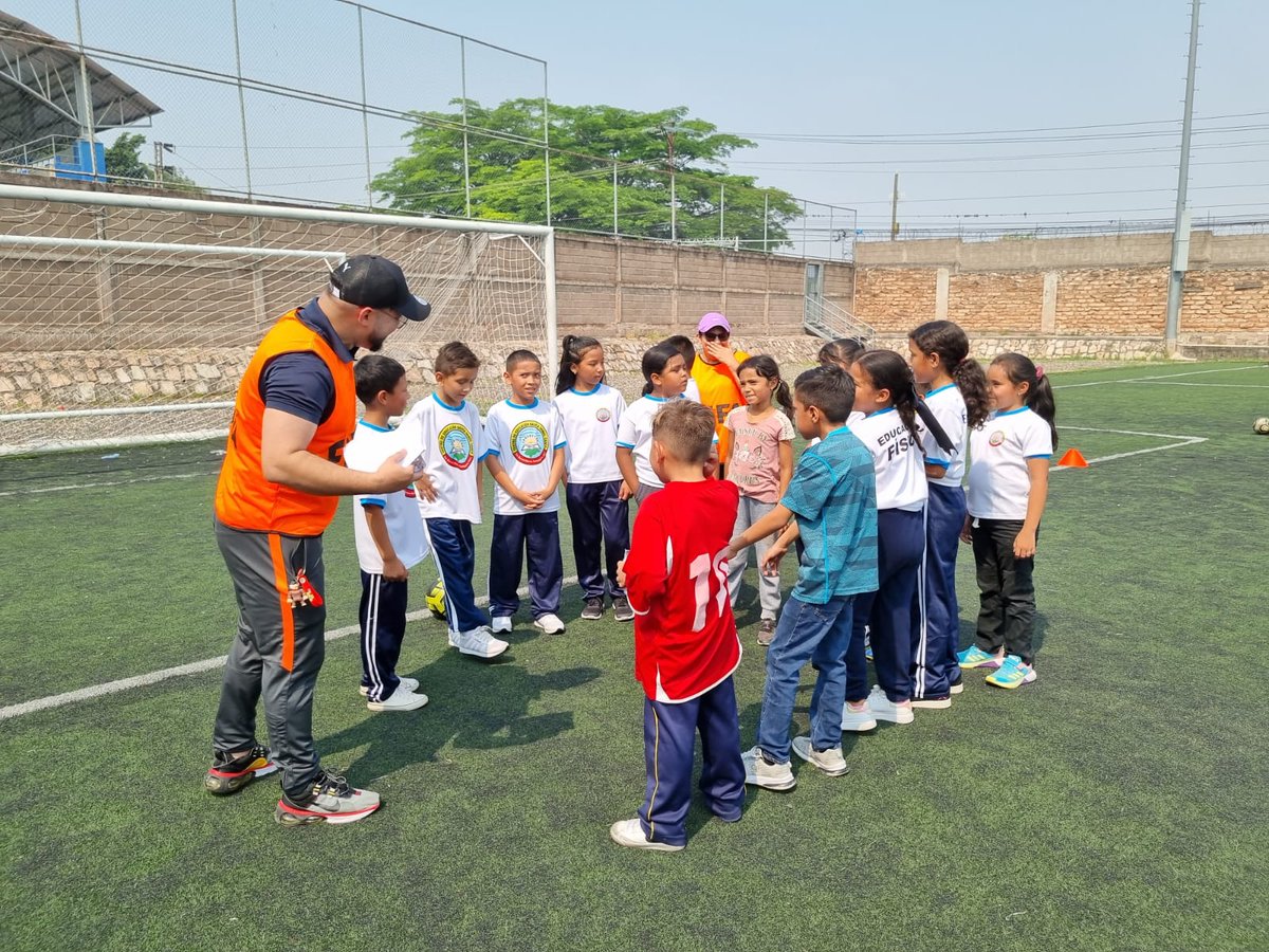 ✍️🏽Football for Schooll⚽️

¡ El comienzo de un sueño para los niños hondureños, impulsado por la #FFH #MinisteriodeEducación y #FIFA !

📰 Nota de prensa 📰

fenafuth.org.hn/football-for-s…