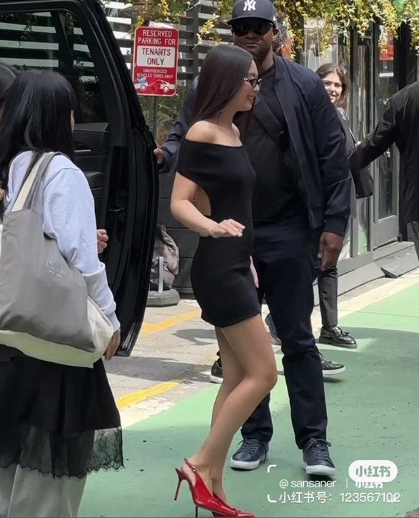 jennie’s fit is so hot. the black fitted dress with red high heels. all jacquemus from head to toe. oh wow