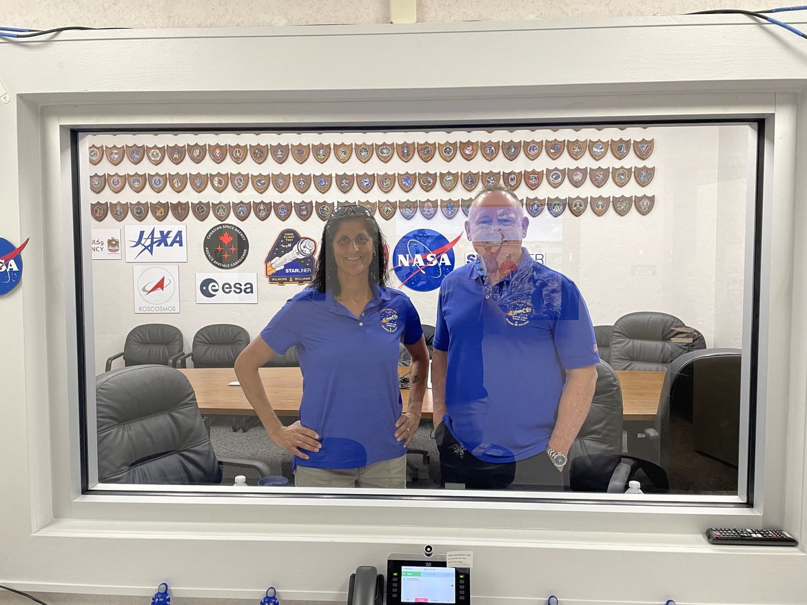 Even astronauts aren't immune to quarantine! 🚀 Butch and Suni are probably wondering if they stumbled onto a Martian zoo exhibit—viewing Earth from behind the glass. Go #Starliner! @Commercial_Crew @NASAAstronauts @BoeingSpace
