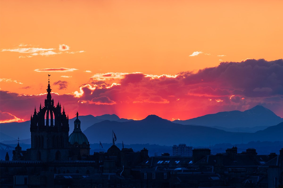 The sun was still blasting behind Dumyat Hill and the Trossach mountains while our city lay in the blue darkness of twilight @StGilesHighKirk #Edinburgh @lomondtrossachs