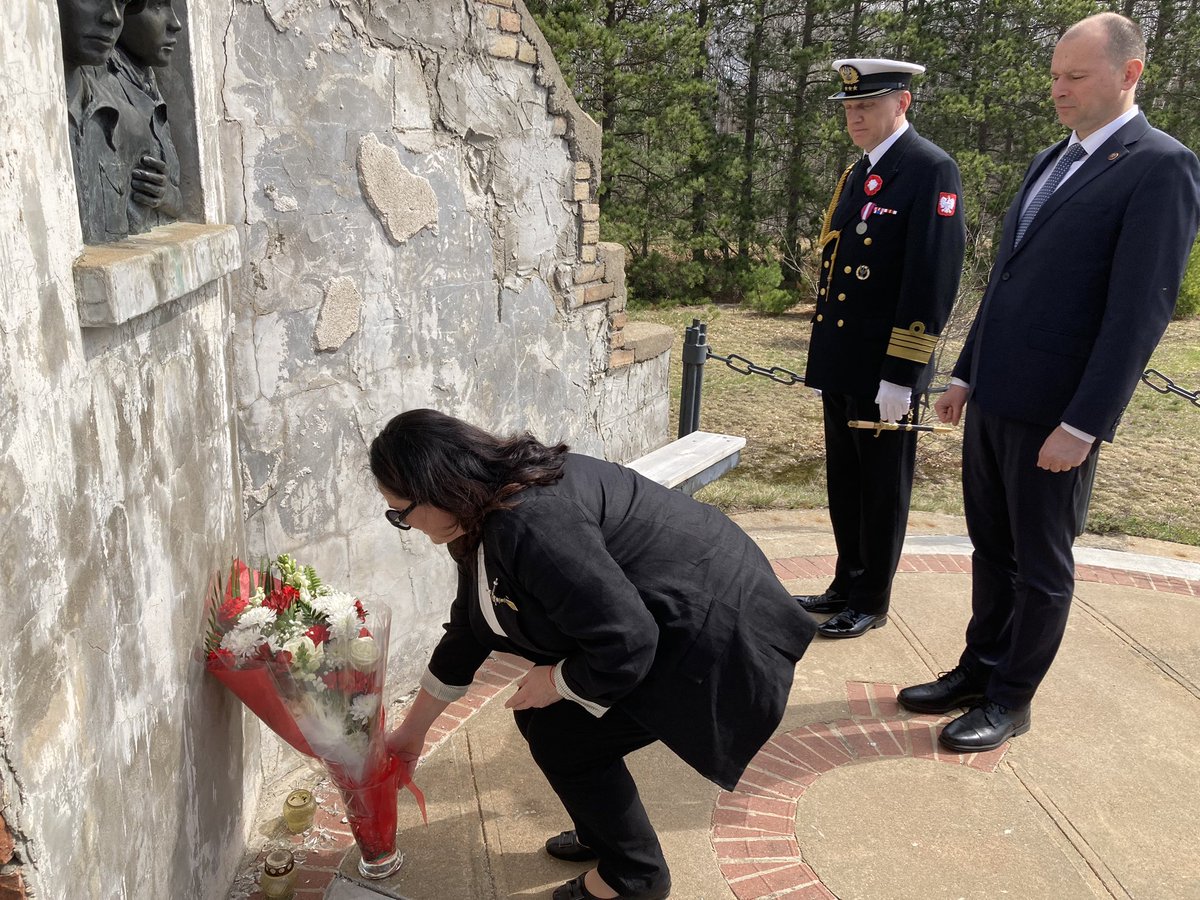 W ramach obchodów Święta #Konstytucja3Maja oraz maja jako Miesiąca Dziedzictwa Polskiego #PolishHeritageMonth w Kanadzie, posłowie na Sejm RP @AnitaKDZG @MarekRzasa1 oraz amb. @WitoldDzielski odwiedzili Ontaryjskie Kaszuby: tablicę upamiętniającą pierwszych polskich osadników w…