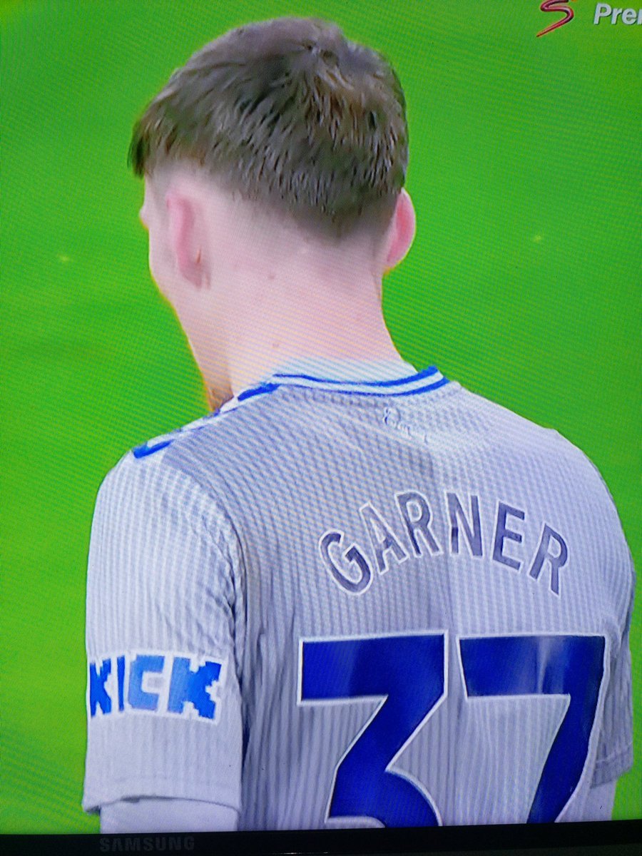 Garner was just shown a yellow card 
#LUTEVE #livematch #PremierLeague