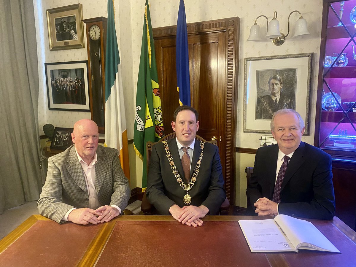 Eddie O Hare (@eddieohare1) on Twitter photo A great honour for Denis Minihane and myself to be hosted by the Lord Mayor and <a href="/corkcitycouncil/">Cork City Council</a> for the years we have had with <a href="/echolivecork/">EchoLive.ie</a> <a href="/irishexaminer/">Irish Examiner</a> A great honour for Denis Minihane and myself to be hosted by the Lord Mayor and <a href="/corkcitycouncil/">Cork City Council</a> for the years we have had with <a href="/echolivecork/">EchoLive.ie</a> <a href="/irishexaminer/">Irish Examiner</a>