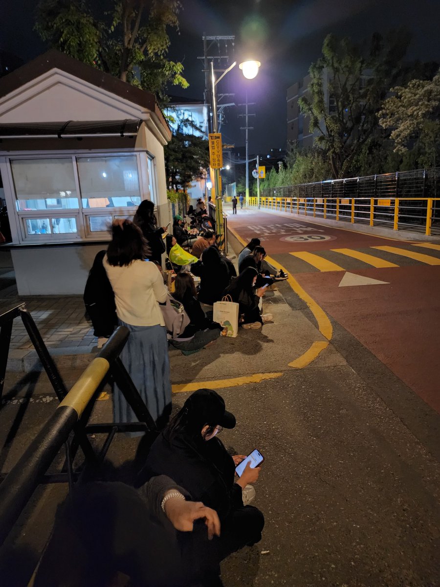 4am and about 40-45 in front.  Registration starts at 5am, so can leave and come back in 4-5 hours.
#MNCR #MONOCHROME  #BTS_POPUP #BTS