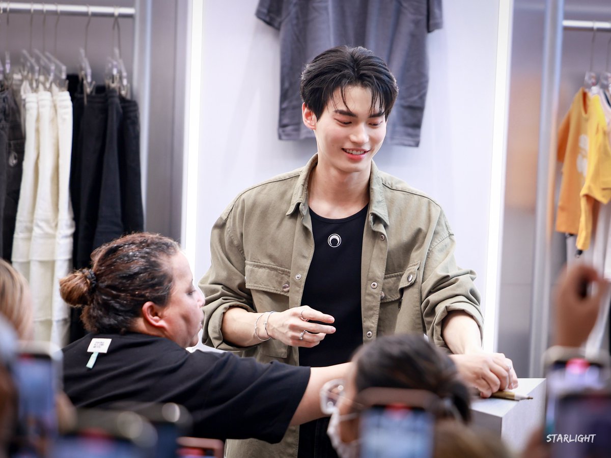 Starlight_1710's tweet photo. ละดูคุณเค้าวางปากกา 😂 แม่นมต้องมาจัดการให้

#velenceMidYearSale
#winmetawin https://t.co/VFeifoHOxb