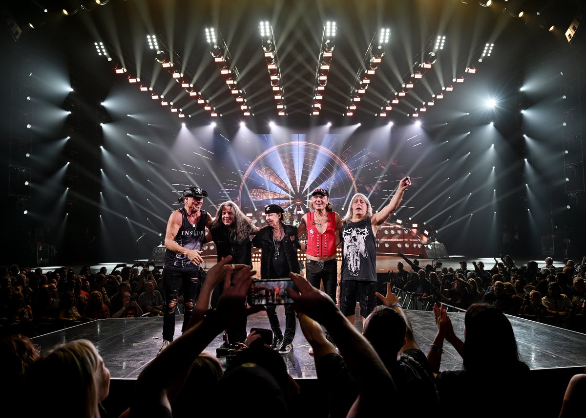 One more to go... are you ready Las Vegas?!?!! Thank you for rocking the Love at First Sting Residency with us. 🙏🤘👊🦂🦂🦂 🎟 The-Scorpions.com/Tour 📸 Denise Truscello