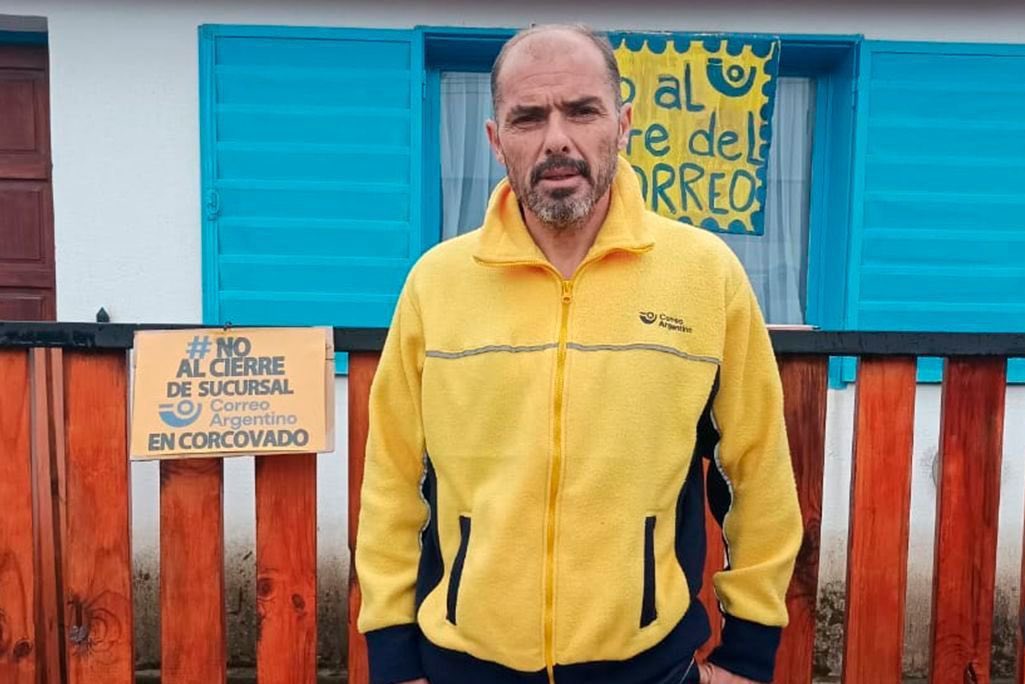 El gobierno de Javier Milei despidió al único trabajador de Correo Argentino en una ciudad de Chubut y ahora los vecinos deberán hacer 90km para recibir un pedido. La motosierra no afectó a la casta, pero si retrasa 50 años de avances en un pueblo del sur. Que desidia manejan.