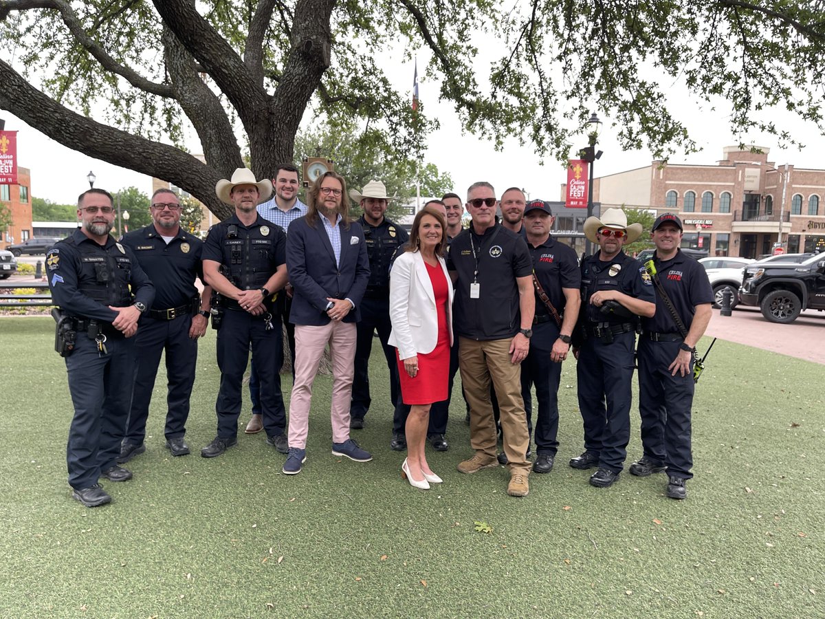 I ended the #NationalDayofPrayer in #CelinaTX at their Community Prayer Service downtown. I prayed for our elected officials, for unity throughout our country, and for the community of Celina. Thank you for having me, it is an honor to be your Senator!