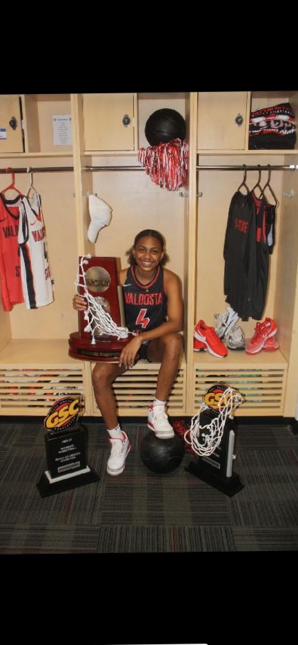alphahicks22's tweet photo. Baby girl wants to be a Blazer while pursuing her MBA. We are so happy and excited for this next chapter in her life. Not to mention, she will be so much closer to home. 🥰 #4LegendARYmoments✨
#ValdostaState 📚🏀 https://t.co/7CnndZxcXJ