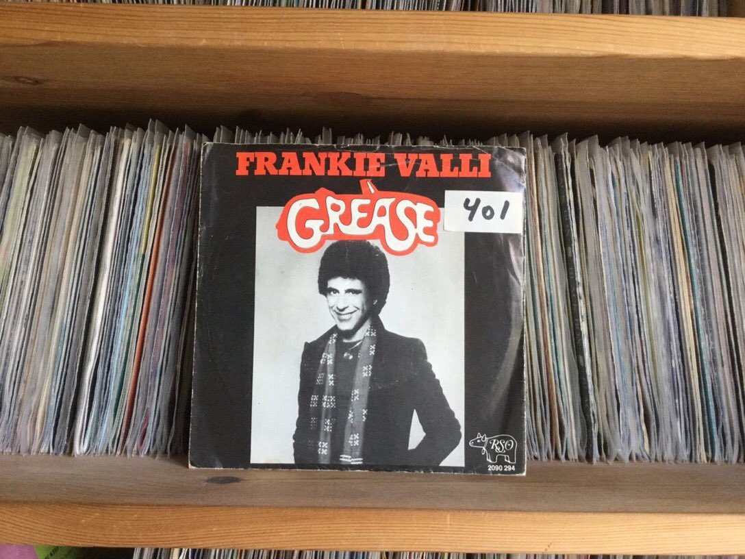De Amerikaan #FrankieValli wordt vandaag 90 jaar. Frankie was zanger van the Four Seasons. Ook als solozanger timmerde hij behoorlijk aan de weg. Zo stond hij in Amerika in 1975 op nr1 met ‘My eyes adored you’ en in 1978 met ‘Grease’. ‘Grease’ stond ook in Nederland op nr1.