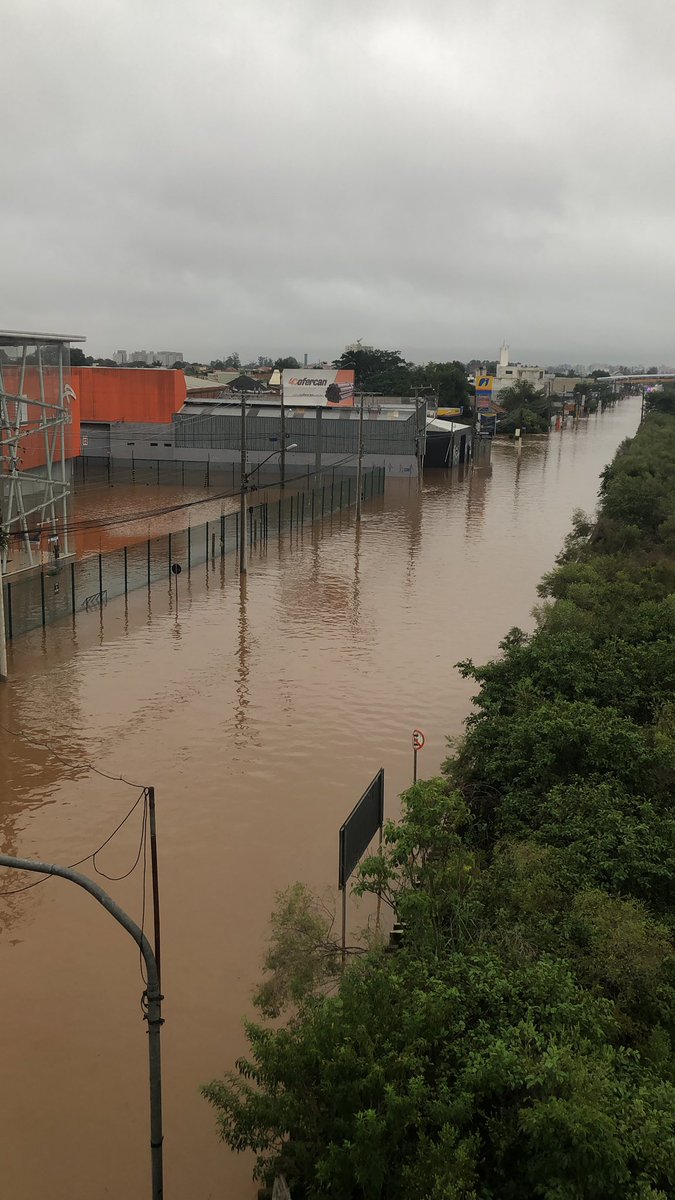 metsul's tweet photo. AGORA | Avenida Guilherme Schell em Canoas tomada pela enchente. 📷 @lucaspinto10_ https://t.co/gmY6uDmD6L