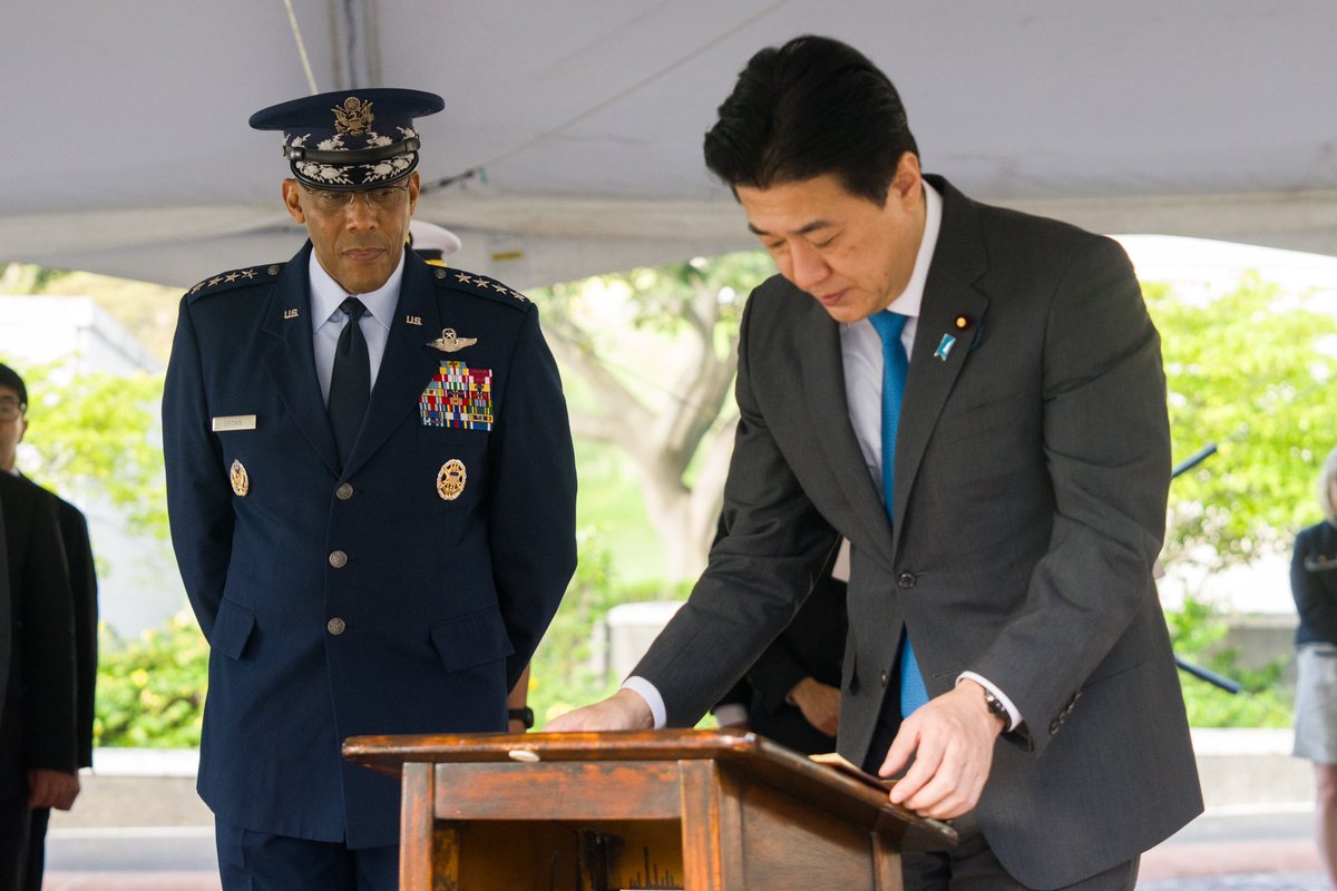 Today, alongside Japanese Minister of Defense Minoru Kihara & Chief of Staff, Joint Staff Gen Yoshihide Yoshida, I paid my respects at the National Memorial Cemetery of the Pacific. A solemn moment to honor the memory of those who served and sacrificed for our Nation.