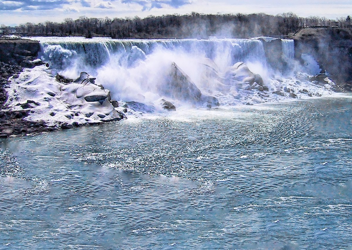 I captured this shot of Niagara Falls with a Canon Powershot S100. It was a 2.1 megapixel digital camera. This was my first digital camera. #AlohaFriday #niagarafalls #digitalphotography