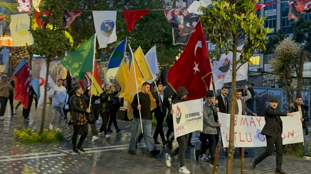 zafer_avcilar's tweet photo. Bugün Zafer Partisi Avcılar İlçe Başkanlığı olarak 3 Mayıs Türkçüler Günü Yürüyüşümüzü, şiddetli yağışa rağmen gerçekleştirdik. Var Olsun Teşkilat! 🇹🇷

#3MAYISTÜRKÇÜLERGÜNÜ 
#zaferpartisi
@umitozdag
@mertuzgor 
@ZaferAvcilarGK https://t.co/DgoWKkXnSZ