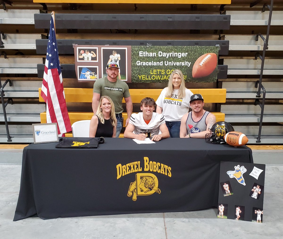 Drexel_Football's tweet image. It's official

@DayringerEthan signs with Graceland University to play football! 

@MO8ManFootball

#BAC #FastCat