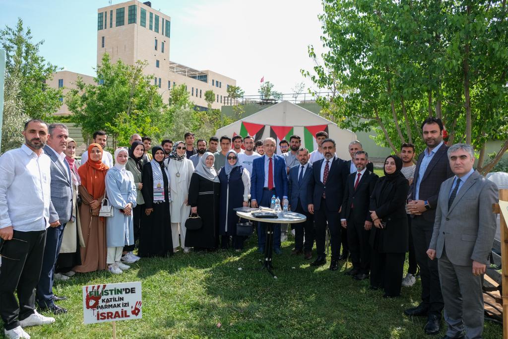 Sağlık ve Spor Topluluğuyla beraber üniversitenin toplulukları, işgali protesto etmek adına kampüste kurulan RİBAT ÇADIR'ını ziyaretleri için Sayın YÖK Yürütme Kurulu Üyesi @HuseynKaraman ve Sayın Rektörümüz @ibrahimozcosar teşekkürlerimizi sunarız. @resityildiz79 @mehmetbayar1