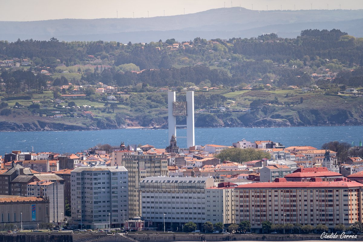 Va de torres, la de la Iglesia de los Dominicos y la de Control Marítimo #Coruña