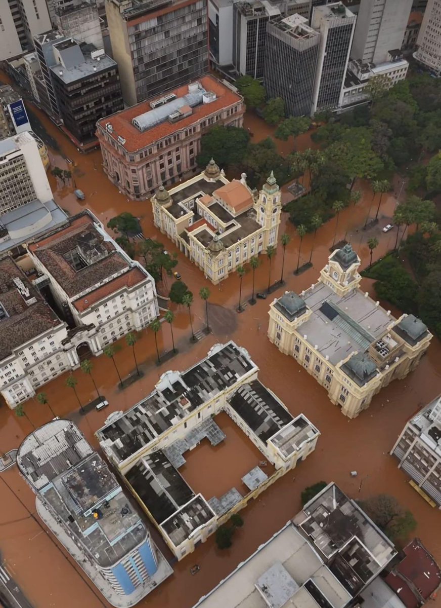 Não sei de quem é a foto, mas mostra a água tomando conta do centro de Porto Alegre. Estamos vivendo uma verdadeira tragédia!