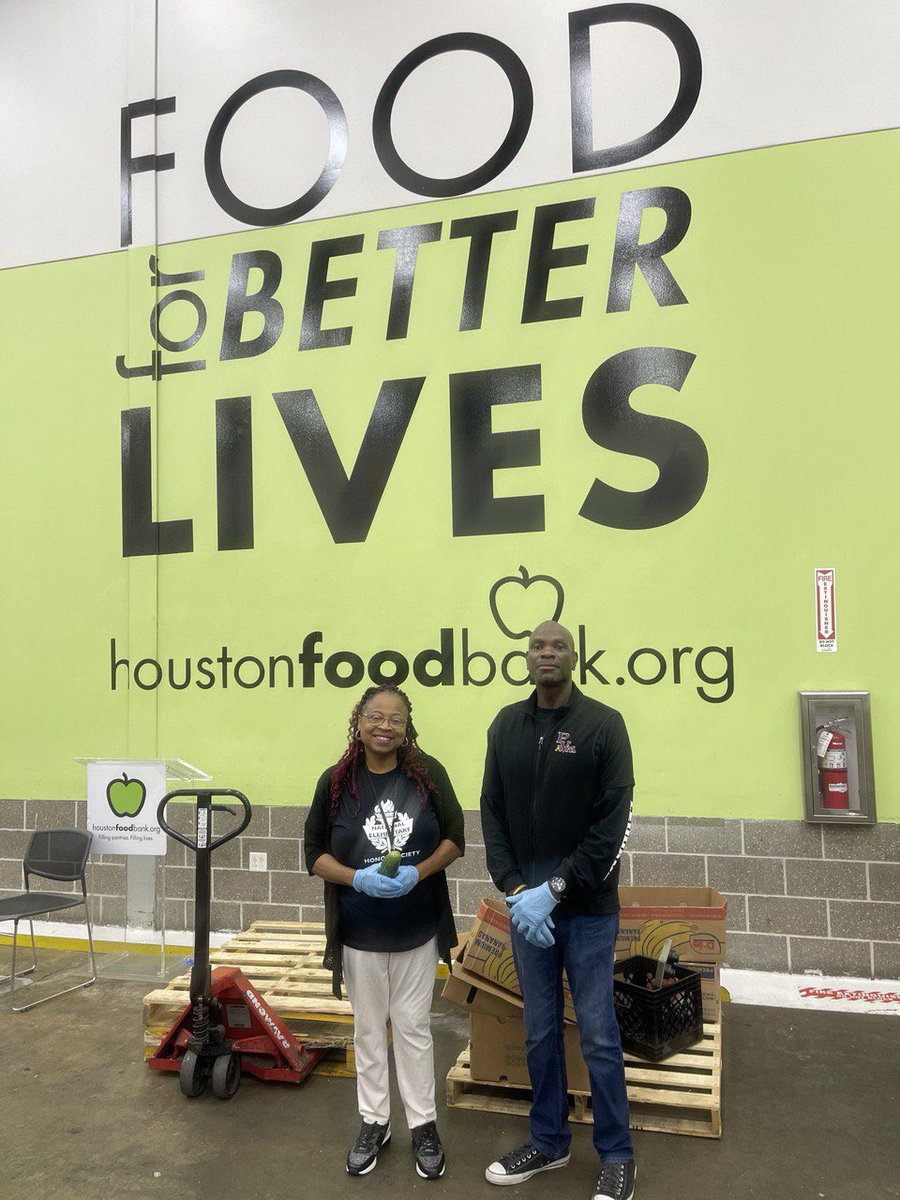 Kudos to Malala NEHS students for lending a helping hand at the Houston Food Bank! Their dedication to serving others shines bright. #CommunityService #HoustonStrong 🌟