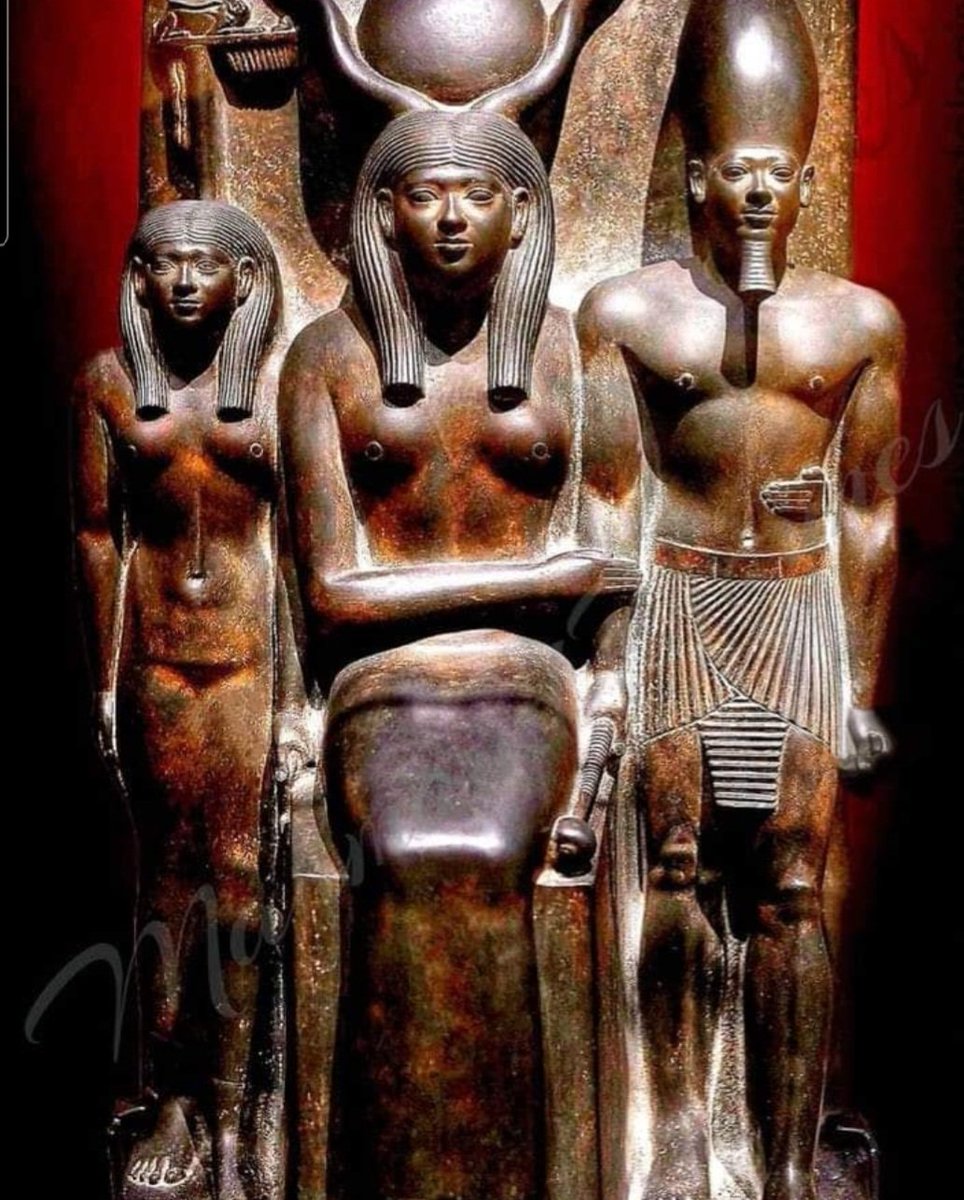 👑 EGYPT 🇪🇬 
ثالوث منكاورع مع حتحور فى الوسط ..تم العثور عليه فى معبد منكاو رع الجنائزى ..الان فى متحف الفنون الجميلة بوسطن
#thisisEgypt 🇪🇬