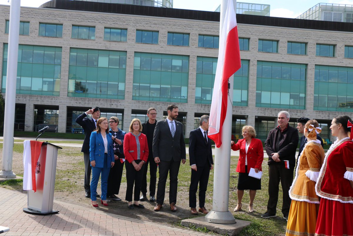 This morning at City Hall, we celebrated the 233th anniversary of May 3 Constitution by raising Polish flag and by recognizing the rich history and culture that Polish community brings to Ottawa. Consul @nataliakubik_ together with @ottawacity Mayor @_MarkSutcliffe, MPs…