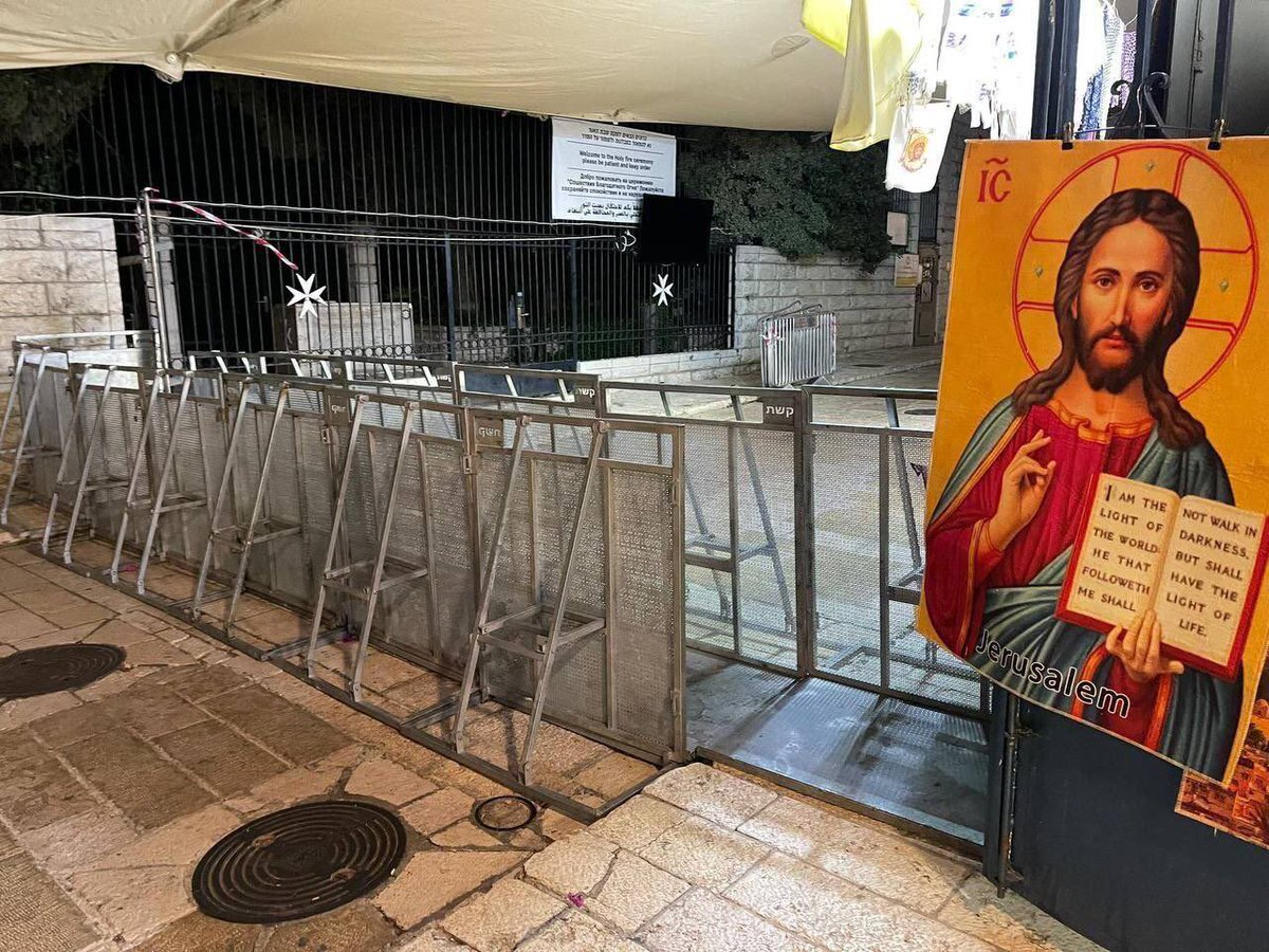 The occupation forces set up iron barriers in the vicinity of the Church of the Holy Sepulcher in Jerusalem; to obstruct the access of Christians to the place, on the eve of the 'Shabbat of Light'.