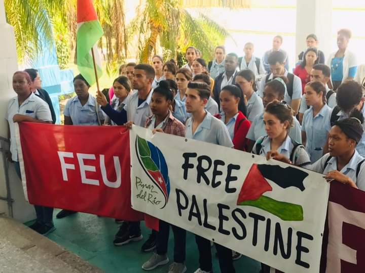 #FreePalestine es el reclamo de #Cuba, frente al genocidio de Israel al hermano pueblo palestino. En #PinardelRío, los jóvenes continúan denunciando la barbarie israelí y las agresiones del gobierno de #EEUU a sus estudiantes de su propio país por manifestarse contra esa masacre