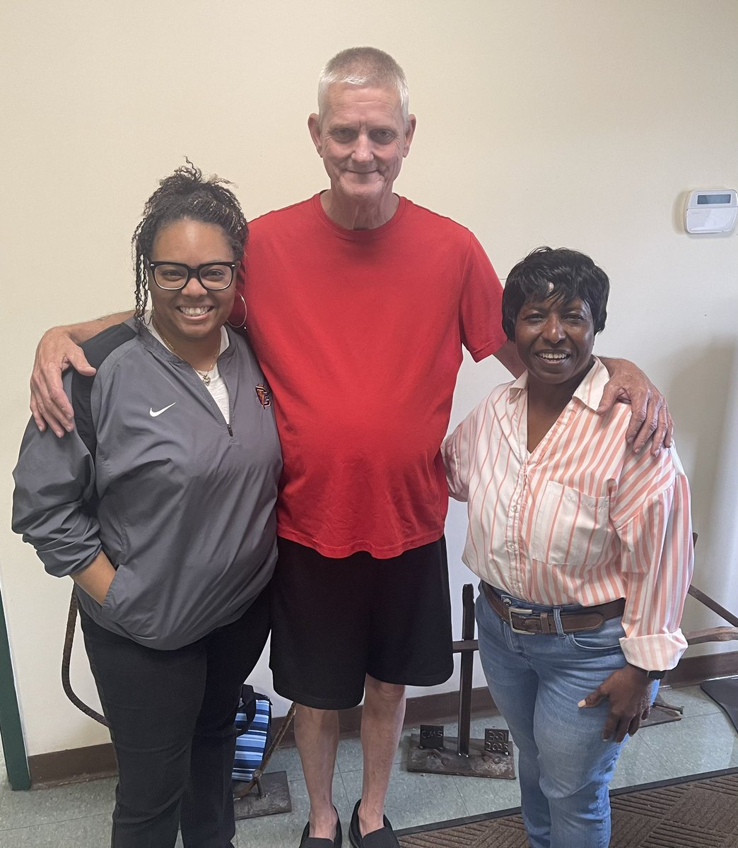 CMSCovTn's tweet image. Big shoutout to Dorothy Clemons for her generous clothing donation for tonight's CMS Gala! Community support like this truly makes a difference. #communitymatters #crestviewgala #communitytogetherness 💜💛⚡️