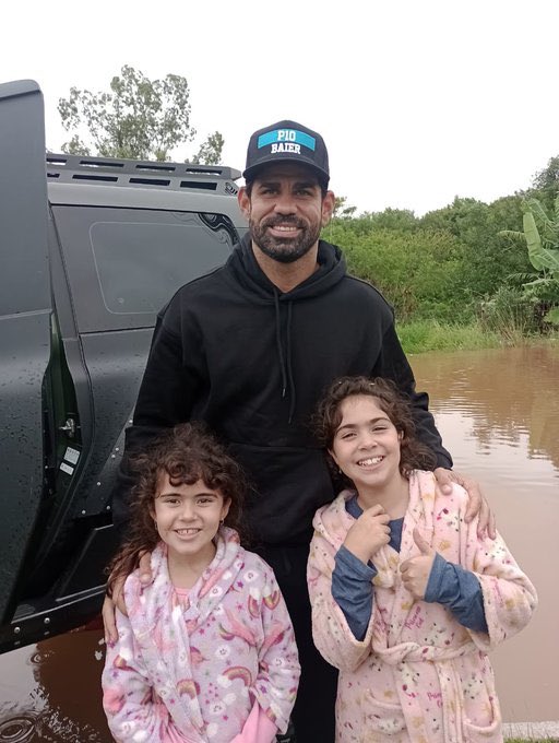 pdgremista's tweet photo. GIGANTE! 

Diego Costa parou no alagamento em Eldorado do Sul e perguntou o que as pessoas estavam precisando.

A resposta foi que precisava de algum meio para resgatar as vítimas da enchente.

O atacante trouxe 1 jet-ski na sua caminhonete e providenciou +4 amigos com jet-skis.

Agora estão retirando as famílias ilhadas em Eldorado.