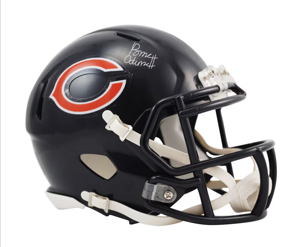 🚨ROME ODUNZE HELMET GIVEAWAY🚨 I’m giving away this #Bears SIGNED Rome Odunze Helmet 👀   To enter:  -Follow @KeiotaQ -Like/RT this tweet -Subscribe to my YT channel youtube.com/@kieqonthemic2… (Share screenshot) -Like & comment “🐻⬇️” on recent video youtu.be/_tsDcMDNBNU