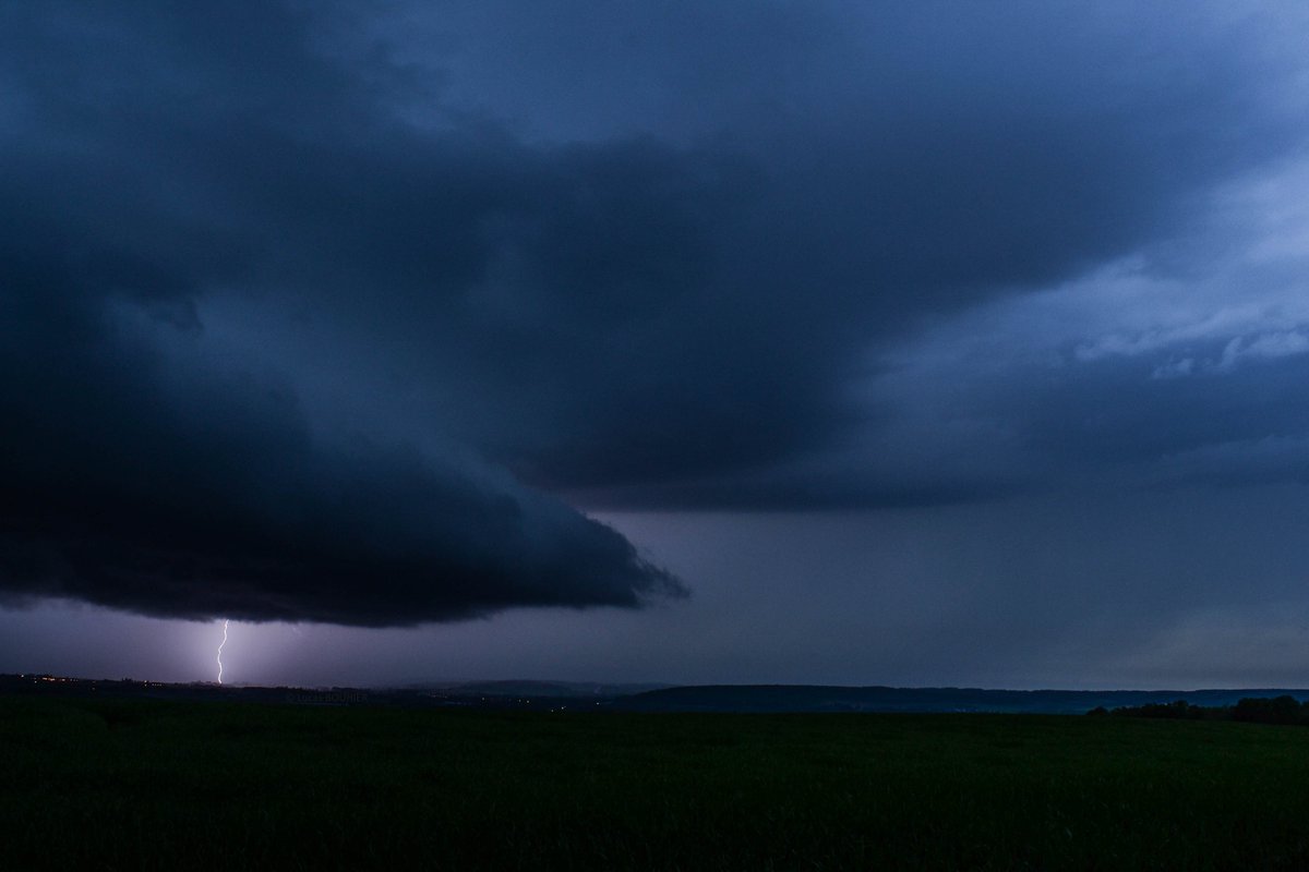 Retour sur quelques 📸 d'une puissante #supercellule⚡sur la ville de #Sens ce Mercredi 1er mai avec un mésocyclone rasant la ville. #Orages #foudre @KeraunosObs @meteofrance @infoclimat