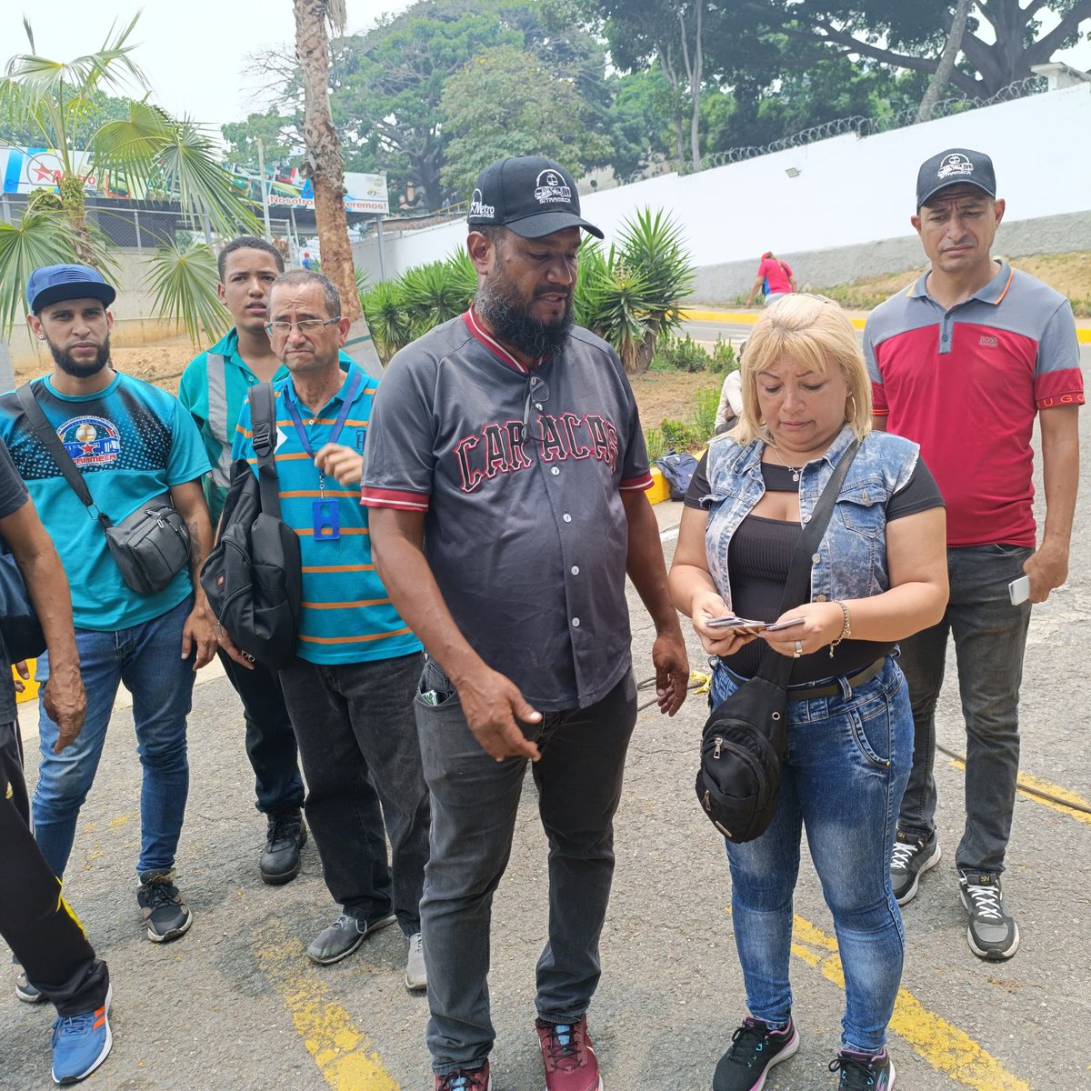 #EnFotos|| Así se desarrolla la jornada de atención integral a beneficio de nuestra Clase Trabajadora del Metro de Caracas 🚇 con el “Plan Z”, ofreciendo una variedad de calzados a bajos costos y de calidad 👟👞💪🏾
